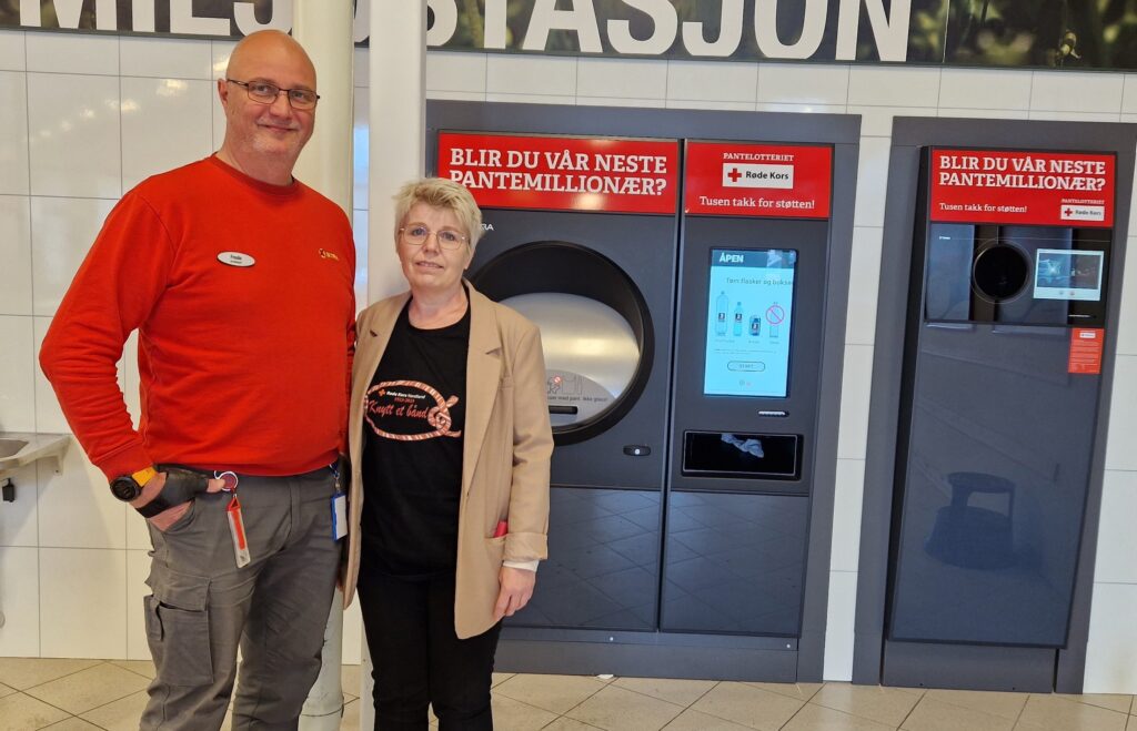 Butikksjef Frode Nilsen på Extra Mosjøen og Liv Stenvall, leder i Vefsn Røde Kors gleder seg stort over å få en lokal pantemillionær.