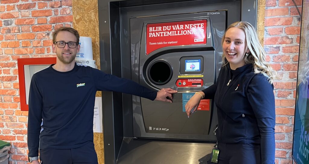 Assisterende butikksjef Tor-Magne Amundsen og Ane Aasheim på Joker Aasheim i Østerdalen gleder seg over at en av kundene deres vant én million kroner i helgen.