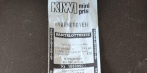 Pantelappen viser at mannen vant både én million og en ekstra gevinst på 50 kroner.