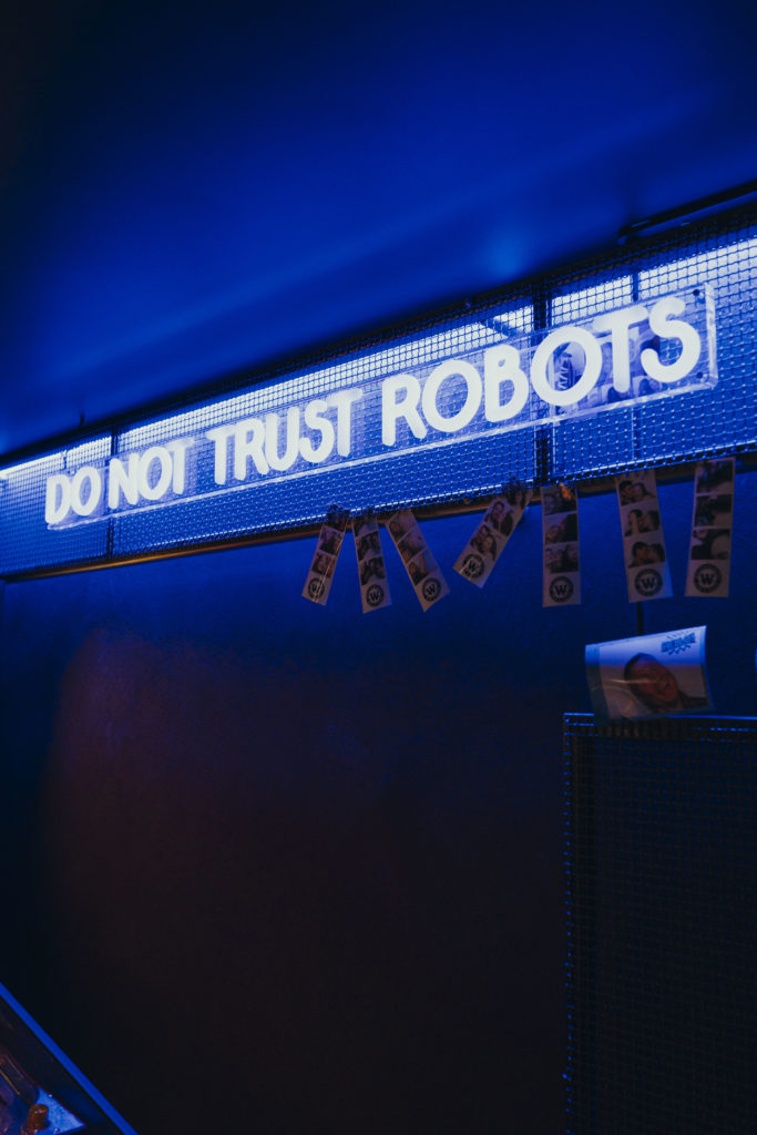 Blått neonlys 'do not trust robots'