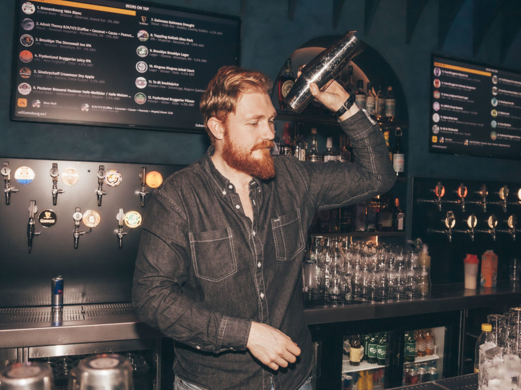 Bilde av bartender Ole som lager cocktailer