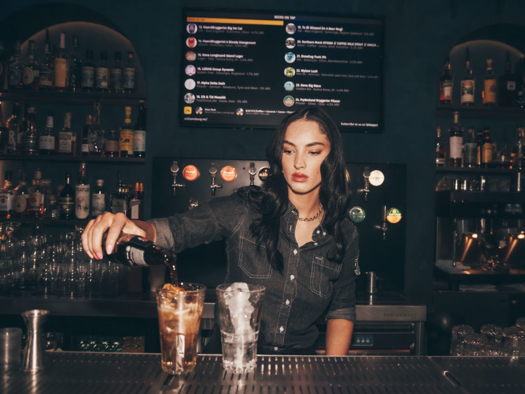 Bilde av bartender Camilla som lager cocktailer