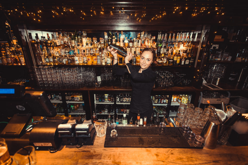 Bilde av bartender bak baren på The Scotsman