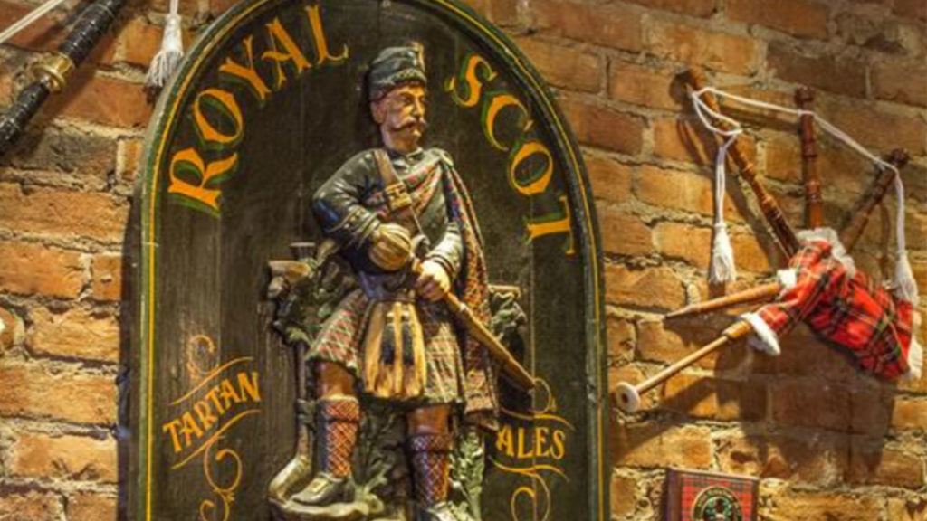 Bilde av figurer som henger på veggen på The Scotsman.