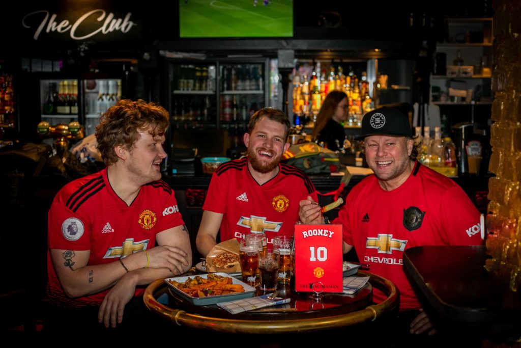 Bilde av tre fotballsupportere på pubquiz på The Scotsman