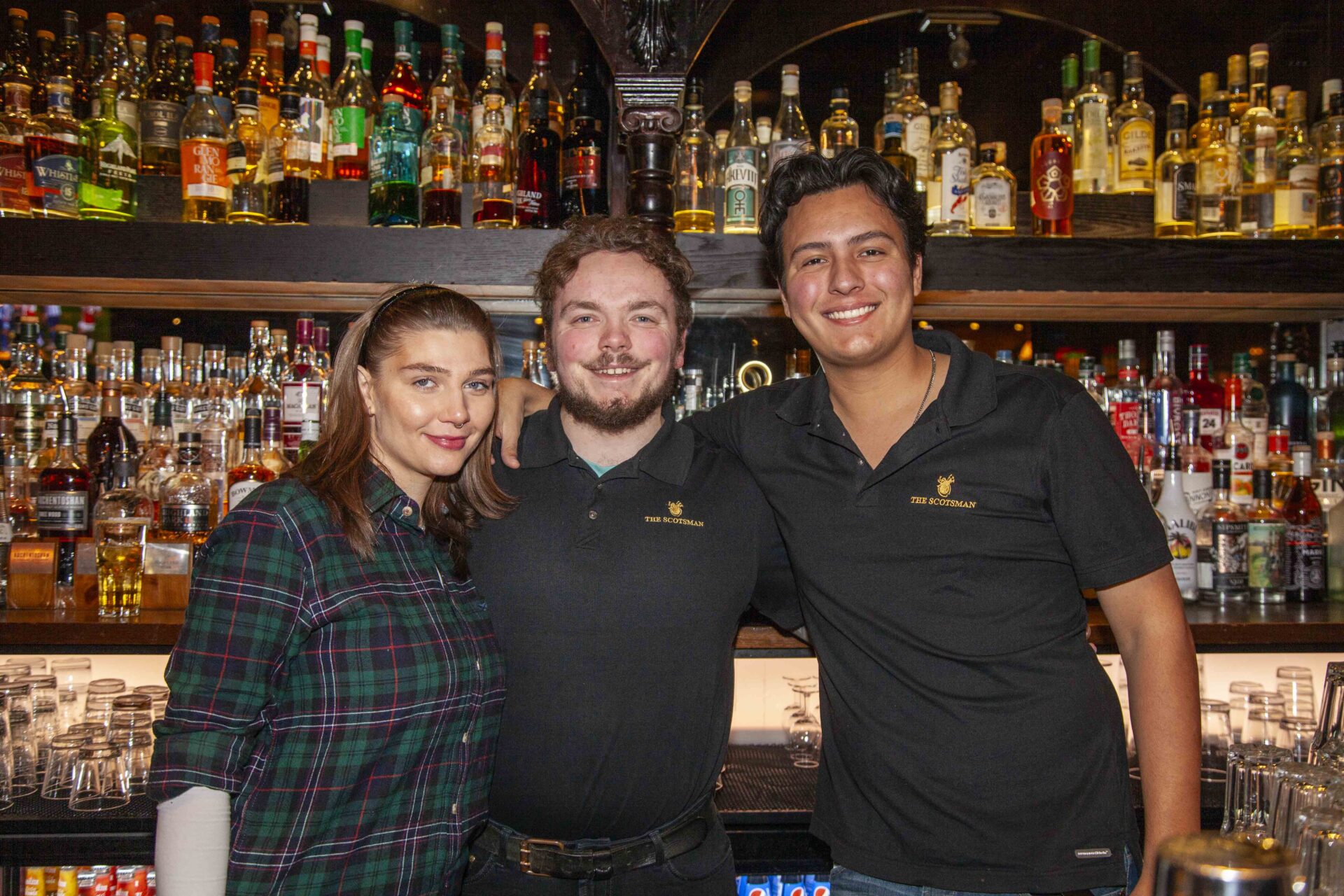 Bilde av tre glade bartendere bak baren i Scotsman