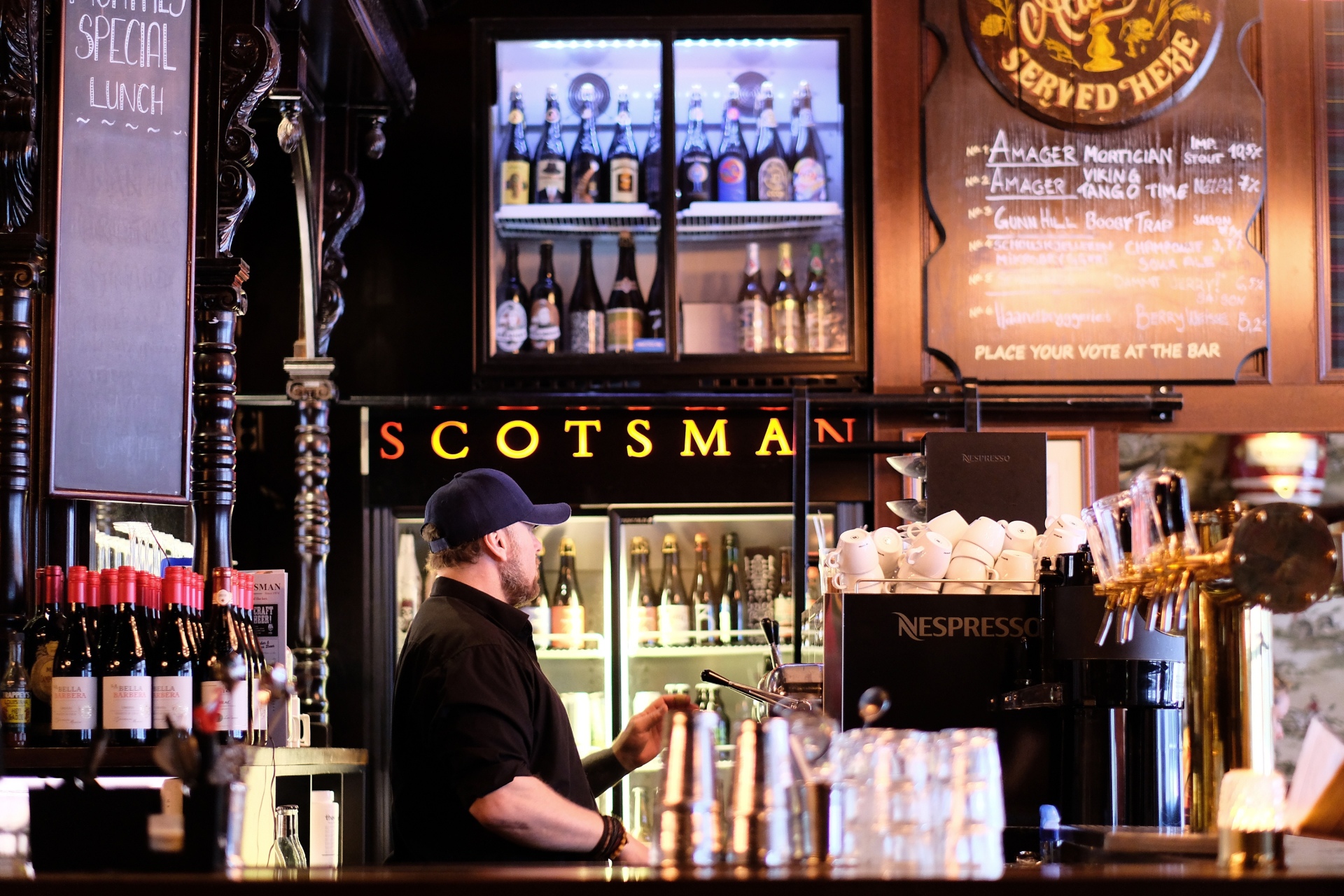 Bilde av bartender på The Scotsman bak baren.