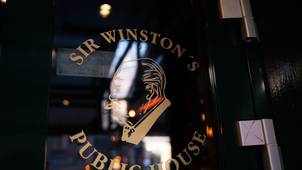 Pitcure of logo of Sir Winston på inngangsdøren