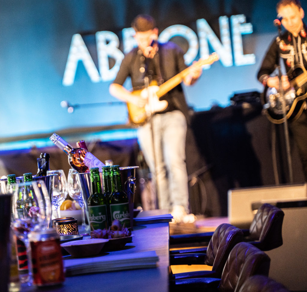 uskarp livemusikk på abalone i bakgrunnen, drinker i fokus