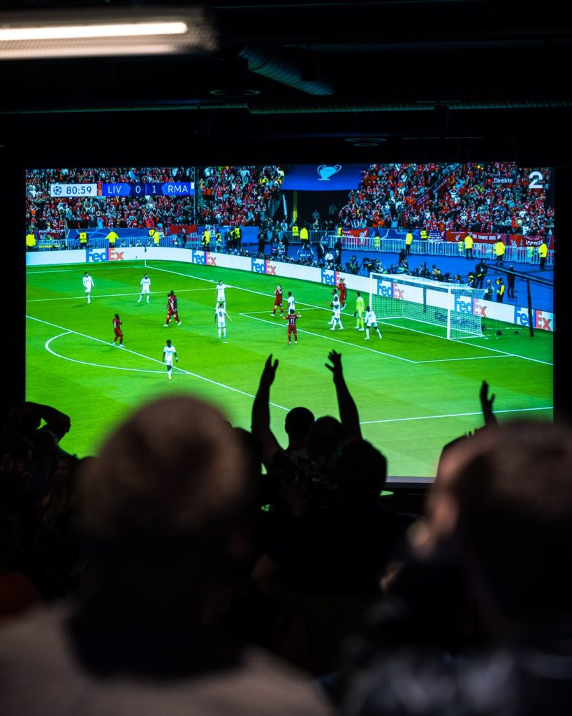 fotball kamp på storskjerm, liv og røre