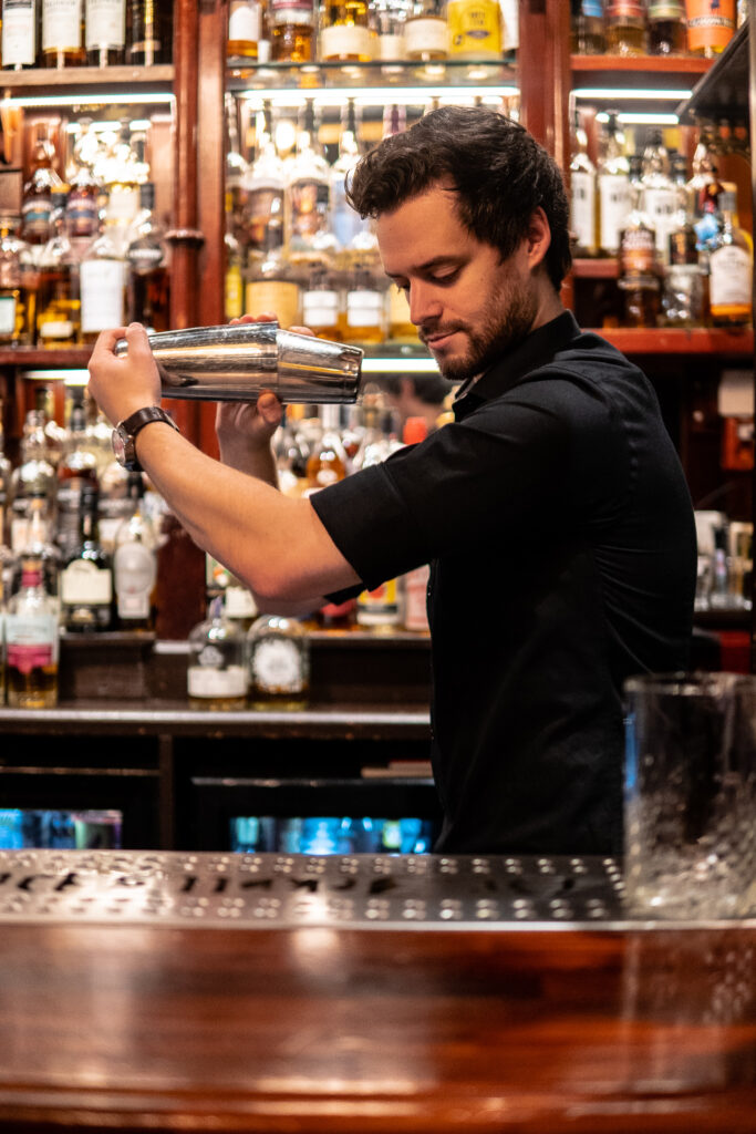 bartender rister drinker i en shaker på jekyll's