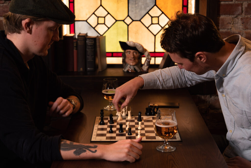 gjester som spiller sjakk på o'connors ålesund