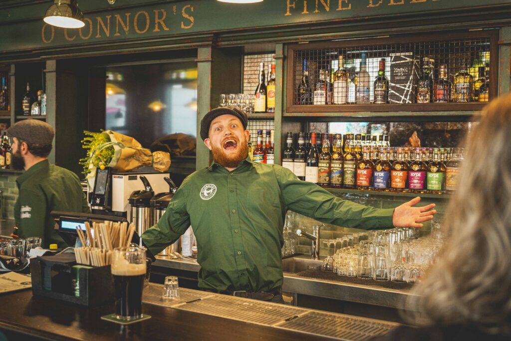 bartender poserer fornøyd bak abr