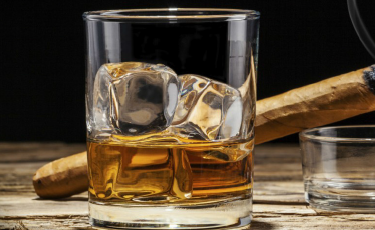 bildet av cigar og whisky glass