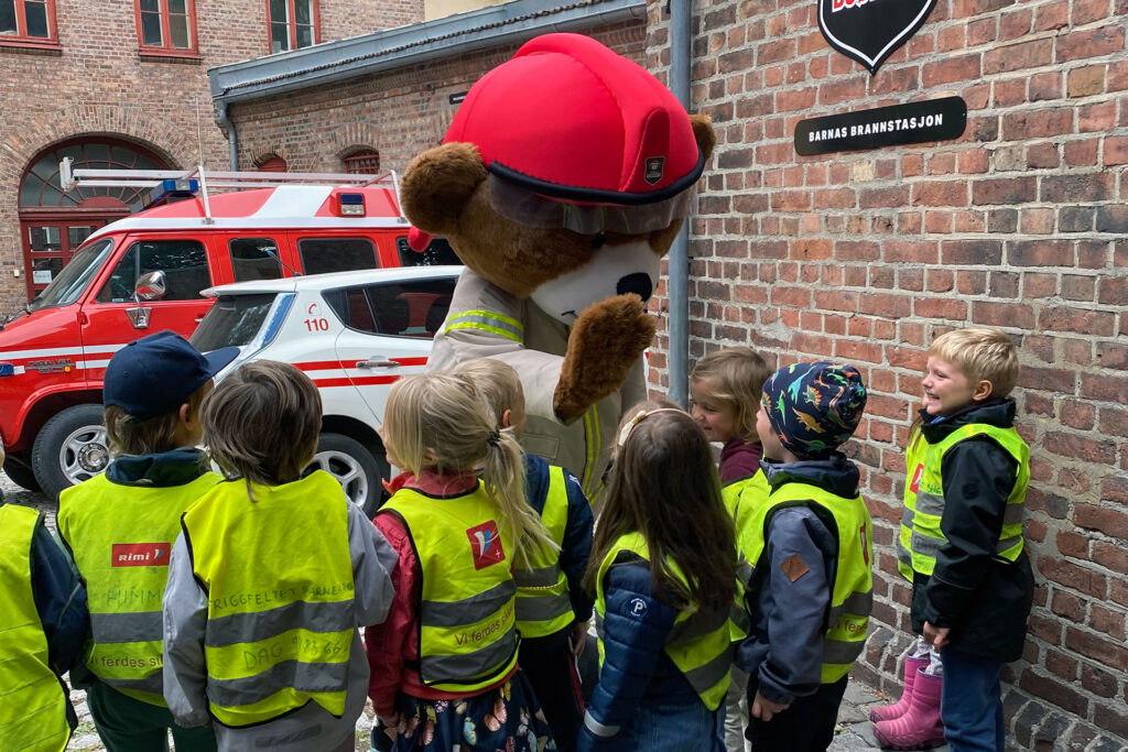 Bilde av barn som hilser på bjørnemaskoten Bjørnis